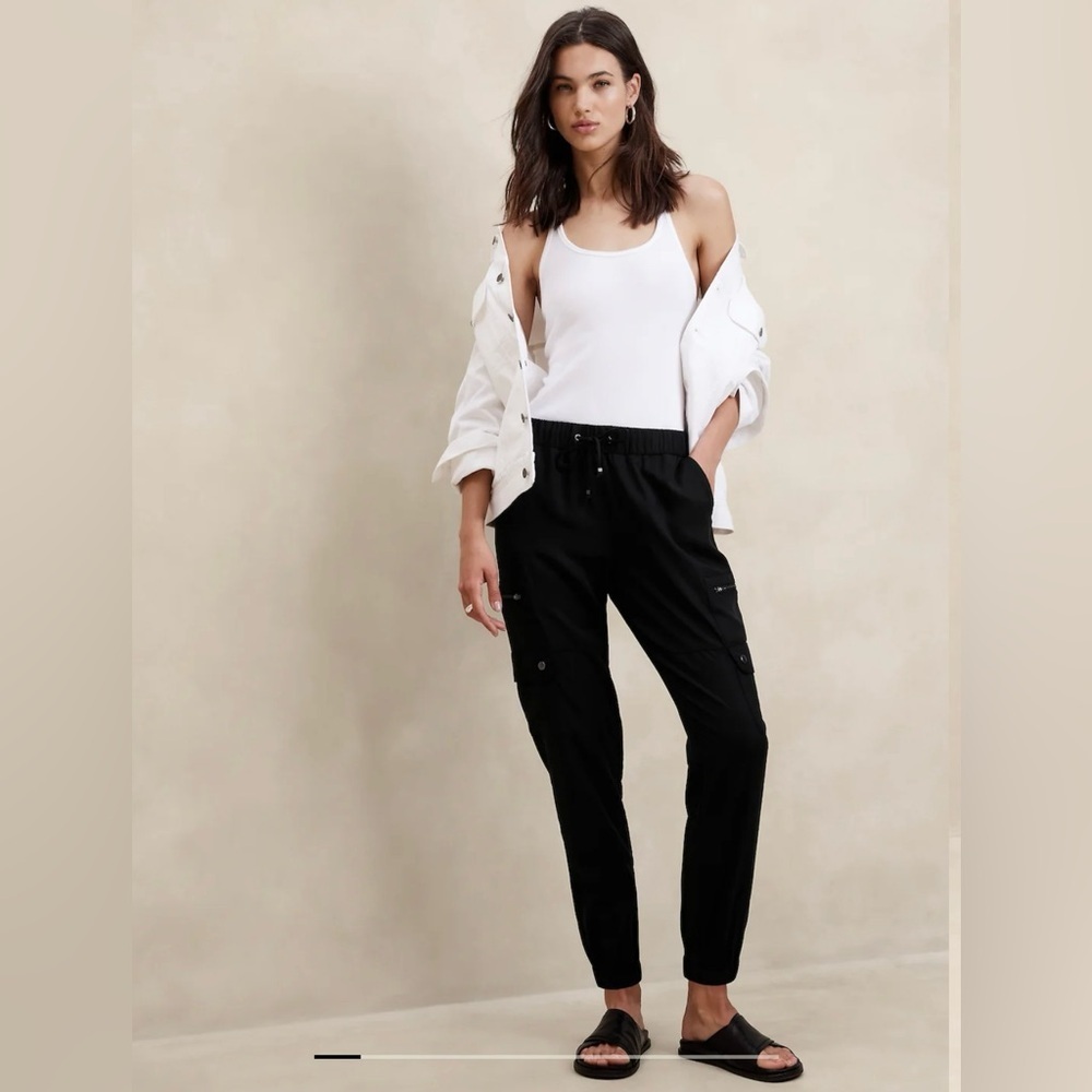 Women's Banana Republic Factory Cargo Jogger Black Size Medium